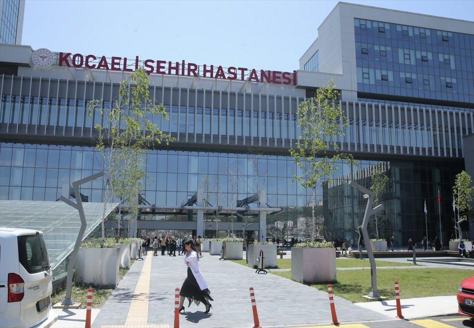 <p>Pehlevan, 288 bin metrekare kapalı alanı bulunan yapının genel hastane, kadın doğum ve çocuk hastalıkları hastanesi, kalp damar cerrahi hastanesi, onkoloji hastanesi, yüksek güvenlikli adli psikiyatri hastanesi ile fizik tedavi ve rehabilitasyon hastanesinden oluştuğunu kaydetti.</p>

<p> </p>
