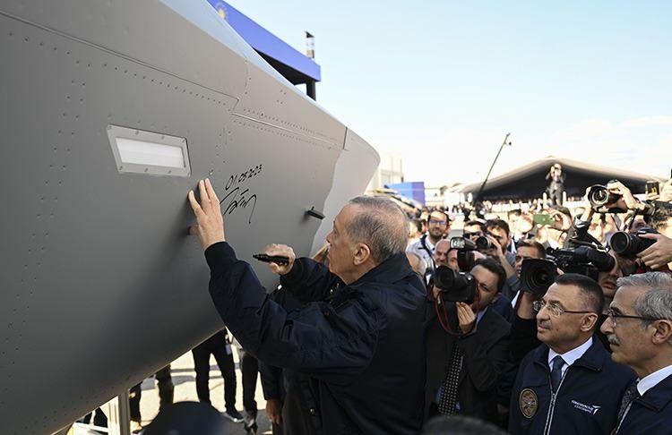 <p>Arka planda bunları zaten geliştiriyoruz. Yerli ve milli yazılımlarımızla KAAN'ı donatacağız ve en etkili silah haline getireceğiz."</p>
