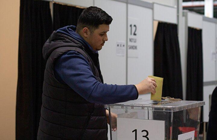 <p>Yurtdışı ve gümrüklerde oy verme işleminin başladığı 27 Nisan’dan bu yana seçime katılım oranında rekora gidiliyor.</p>

