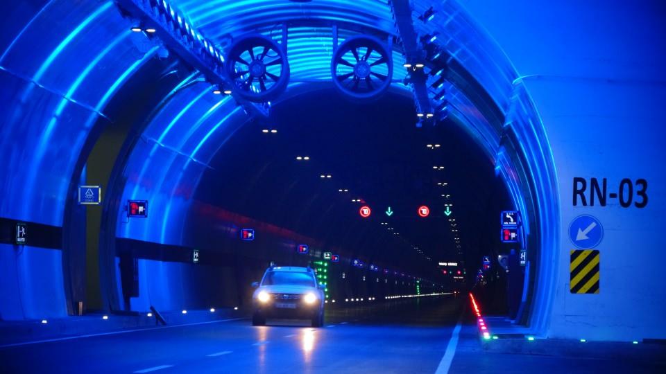 <p>Avrupa’nın en uzun tüneli olması ülkemiz açısından önemli bir reklam. Bunun yanı sıra sadece tüneli görmeye gelen insanlar bile olabilir. Ovit tüneli bile ilk açıldığında defalarca gidip bakmıştık" şeklinde konuştu.</p>