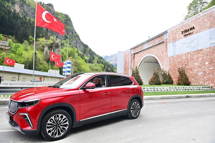 <p>"Bölgede pek çok yol ve tünel yapımını da projelendirdik"<br />
Bakan Karaismailoğlu, Karadeniz Sahil Yolu`nun, sahil kesimindeki yerleşim yerlerini yüksek standartlı bir ulaşım ağı ile birbirine bağladığını ifade ederek, şunları kaydetti: "Sayın Cumhurbaşkanımızın liderliğindeki AK Parti hükümetleri döneminde 2007 yılında bitirilen bu yol sayesinde Samsun`dan Batum`a doğu-batı koridorunda tüm bölgeye hareket geldi, bereket geldi. Ancak sahil kesiminden iç bölgelere ulaşım yakın zamana kadar Karadeniz coğrafyasının izin verdiği şartlarda sağlanmaktaydı. Bu nedenle başlattığımız kuzey-güney akslarını iyileştirme çalışmaları kapsamında bölgede pek çok yol ve tünel yapımını da projelendirdik."</p>