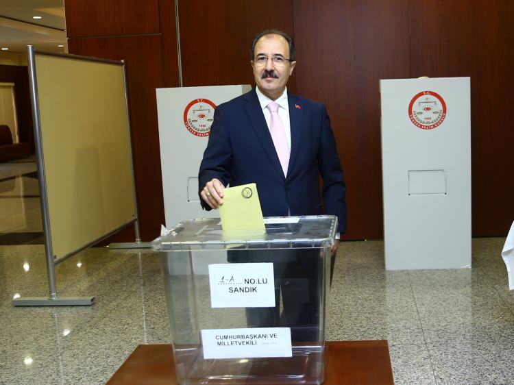 <p>Büyükelçi Bağcı, basın mensuplarına, "Azerbaycan genelinde oy verme işlemi başladı. Az önce oyumuzu kullandık. Ülkemize, milletimize hayırlı olmasını diliyorum." açıklamasında bulundu.</p>
