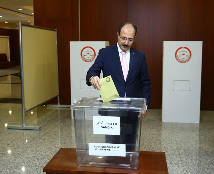 <p>Türkiye'nin Bakü Büyükelçisi Cahit Bağcı ile eşi Leyla Bağcı da oylarını kullandı.</p>
