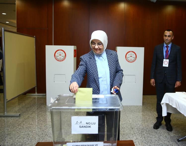 <p>Oy verme işleminin 7 Mayıs'ta kadar süreceği Azerbaycan'da, Bakü Büyükelçiliğinde 7 bin 417, Gence Başkonsolosluğunda 2 bin 277, Nahçıvan Başkonsolosluğunda 1349 olmak üzere toplam 11 bin 43 kayıtlı seçmen bulunuyor.</p>
