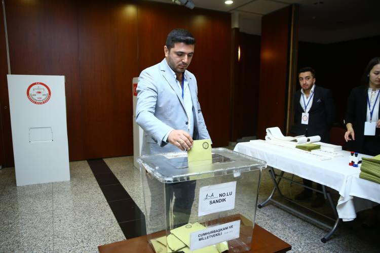 <p>Seçmenler, Türkiye'nin Bakü Büyükelçiliği ile Nahçıvan ve Gence başkonsolosluklarında kurulan sandıklarda TSİ 08.00 itibarıyla oy kullanmaya başladı.</p>
