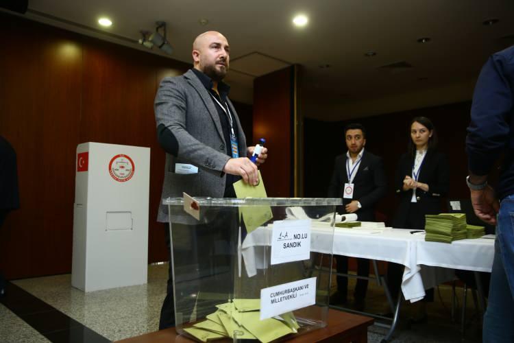 <p><strong>Azerbaycan'daki Türk seçmenler sandık başında</strong></p>

<p>Azerbaycan'da yaşayan Türk vatandaşları, Türkiye'de 14 Mayıs'ta yapılacak Cumhurbaşkanı ve 28. Dönem Milletvekili Seçimleri için sandık başına gitti.</p>

