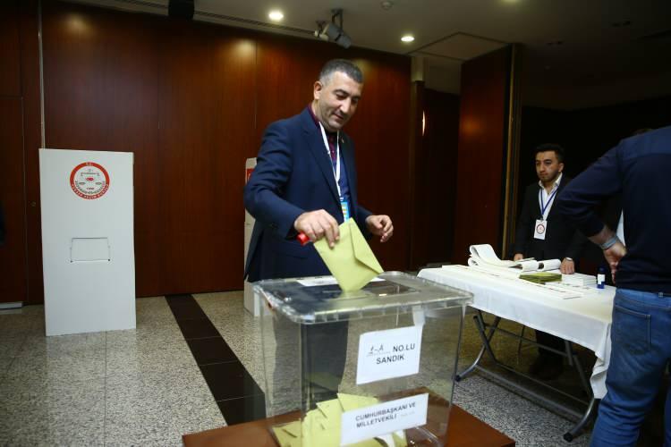 <p>Seçim içim Bakü'de 9, Gence'de 3, Nahçıvan'da 3 olmak üzere toplam 15 sandık kuruldu.</p>
