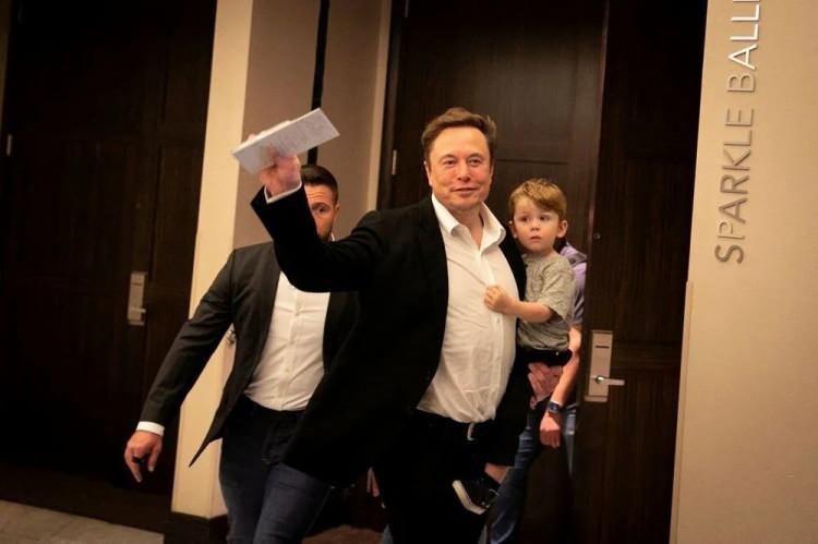 <p>Twitter'ı geçtiğimiz yılın Kasım ayında resmi olarak satın alan Elon Musk, gelirlerini artırmak için yeni bir yöntem arayışına girdi.<br />
<br />
<br />
Twitter'a getireceği yeni özellikle birlikte haber sitelerinin kullanıcılardan haber başına para kazanmalarını sağlayacak. Özelliğin önümüzdeki ay sunulması bekleniyor.</p>
