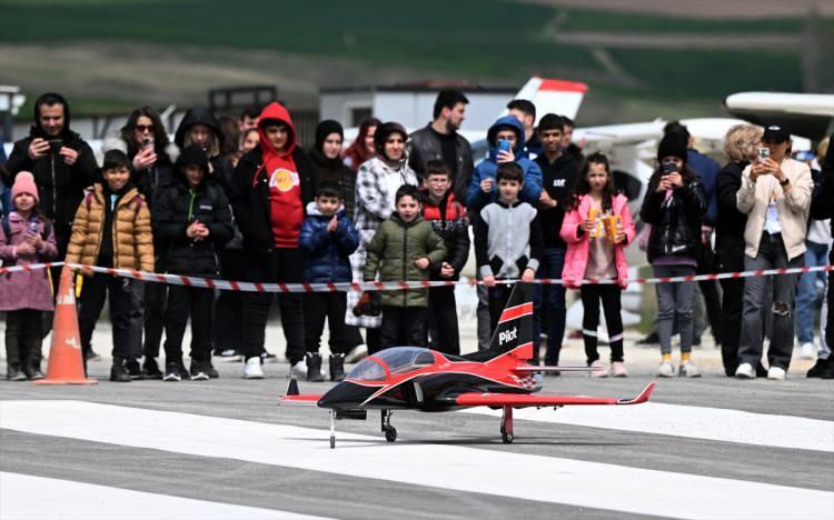 <p><strong>- "Bir çocuğun kalbine dokunuyorsak ne mutlu bize"</strong></p>

<p>Uçuş sırasında AA muhabirine konuşan Öğretmen Pilot Burak Künyeli, projeyi duyduğunda çok heyecanlandığını ve duygulandığını dile getirdi.</p>

<p> </p>
