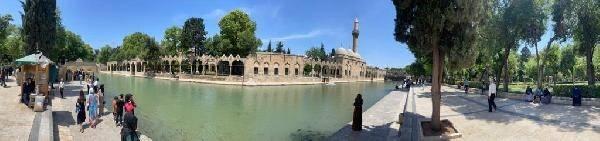 <p>Dünyanın tek doğal akvaryumu olarak bilinen Balıklgöl’de deprem ve selin izlerinin silindiğini söyleyen Beyazgül,' 'Burası Urfa’nın kalbi, huzurun yeri. Burası adeta bir terapi merkezidir. </p>
