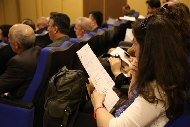 <p>Yüksek Seçim Kurulunca hazırlanan eğitim filmlerinin gösterildiği programda sandık kurullarının görev ve yetkileri, sandık çevresi, sandık çevresinin düzeninin sağlanması ve yasaklar, seçim malzeme torbasının teslim alınması, sandık kurulunun toplanma zamanı ve yapacağı işler konularında katılımcılara bilgi verildi.</p>