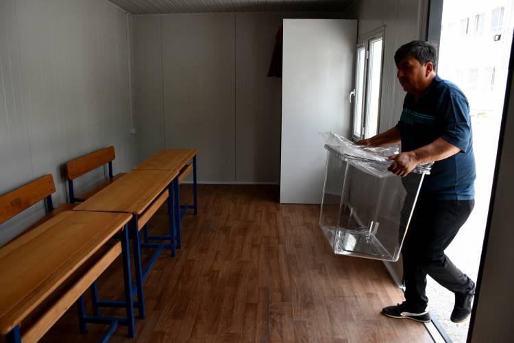<p>Görevlilerce oyların kullanılacağı salonlarda sandıklar kuruldu, kabinler hazır hale getirildi.</p>
<p>Kent genelinde sandık kurulumlarının yarın tamamlanması planlanıyor.</p>