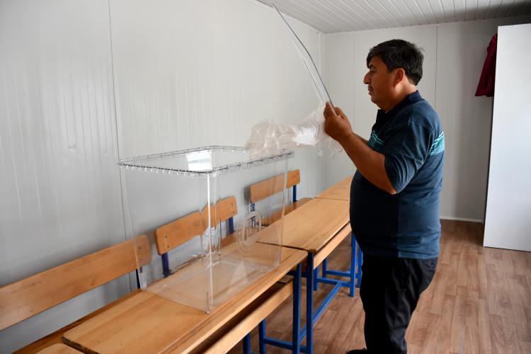 <p><strong>Antakya ve Defne'de 167 konteynerde oy kullanılacak</strong></p>

<p>Öte yandan, "asrın felaketi" 6 Şubat'taki depremlerde kentte hasar gören veya yıkılan okullarda oy kullanma işlemi gerçekleştirilemeyecek.</p>

<p> </p>
