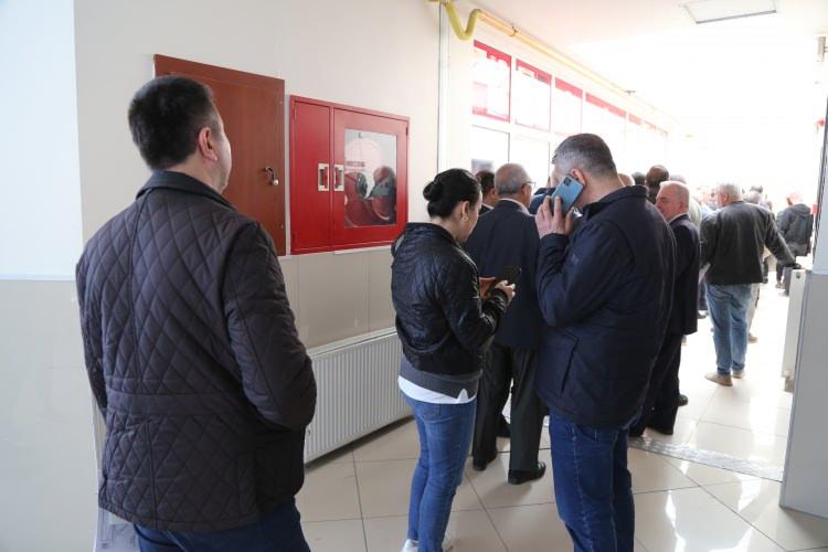 <p>Edirne Adliyesi Konferans Salonu'ndaki eğitimlerin tamamlanması sonrası adliye kütüphanesinde sandık kurulu başkanlarına, içinde birleşik oy pusulası, oy zarfları, mühür, imza cetveli, ıstampa, mühür, mühür mumu ve sicim, tutanak defteri, tutanak kağıtları, tükenmez kalem, bağlama kartonu, sandık seçmen listesi, bulunan torbalar verildi.</p>