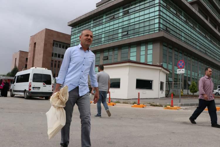 <p><strong>Gaziantep ve Adıyaman'da seçim malzemeleri ilçelere ve köylere ulaştırılıyor</strong></p>
<p>Gaziantep ve Adıyaman'da ilçeler ve köylerde görevli sandık kurulu başkanları, 14 Mayıs Pazar günü yapılacak Cumhurbaşkanı ve 28. Dönem Milletvekili Genel Seçimlerinde kullanılacak malzemeleri adliyeden teslim alıyor.</p>