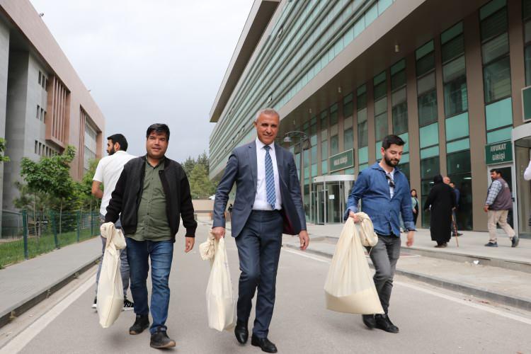 <p>Gaziantep'te Cumhurbaşkanı ve 28. Dönem Milletvekili Genel Seçimlerinde kullanılacak sandık mühürleri, mum, görme engelliler için rehber karton, oy pusulası, zarf, kalem, seçmen listesi ve oy çuvallarını bağlamak üzere ip gibi malzemeleri almak isteyen sandık kurulu başkanları, Gaziantep Adliyesine geldi.</p>