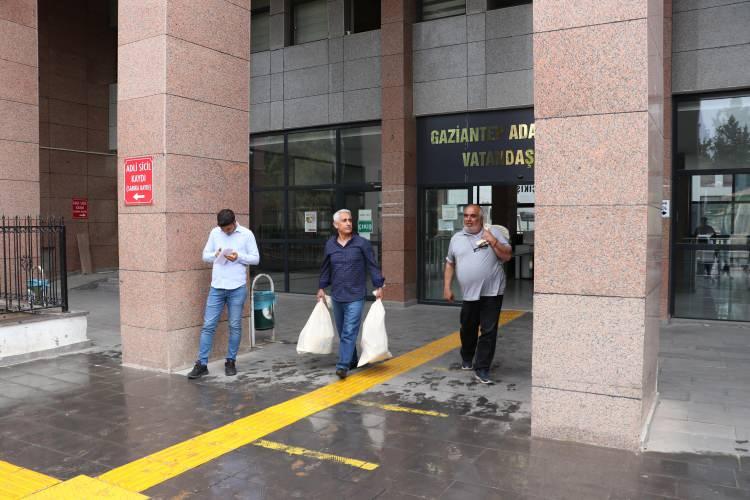 <p>Burada Yüksek Seçim Kurulu (YSK) ilçe başkanlığı yetkilileri eşliğinde malzemeleri alan sandık kurulu başkanları, malzemeleri ulaştırmak için görevli olduğu bölgelere doğru yola çıktı.</p>

<p>Adıyaman'da ise YSK yetkilileri, güvenlik önlemleri eşliğinde ve belediye ekiplerinin yardımlarıyla seçimdeki oylama sürecinde kullanılacak malzemeleri ilçelere sevk ediyor.</p>
