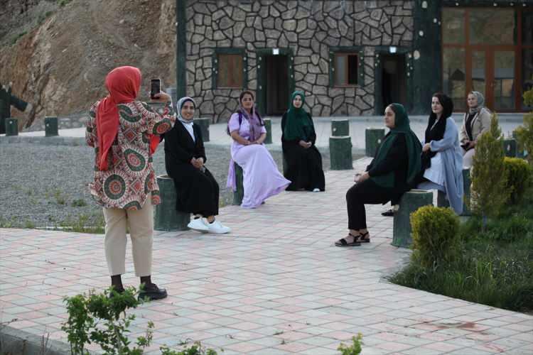 <p>Alt ve üst yapı çalışmalarını sürdüren ilçe belediyesi, hazırladığı "Seyir Tepesi" projesi kapsamında, bir dönem PKK'lı terörirstlerin ilçe merkezine taciz ateşi açtığı 1450 rakımlı Efkar Dağı'nı, bölgede sağlanan huzur ortamı sayesinde sosyal tesise dönüştürdü.</p>