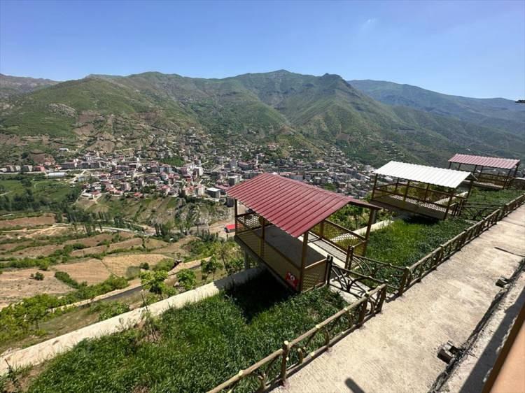 <p><strong>"Burası daha fazla ilgi odağı haline gelecek"</strong></p>

<p>Son yıllarda terörle mücadeledeki kararlılık sayesinde ilçenin huzura kavuştuğunu aktaran Saklı, şunları kaydetti:</p>

<p>"Allah hükümetimize, devletimize, Cumhurbaşkanımıza zeval vermesin inşallah. Ciddi çalışmalarıyla örgütün bertaraf olması sayesinde bölgemize huzur gelince, örgütün daha önce ilçemize taciz ateşi yaptığı tepeyi şimdi insanlarımızın, nefes aldığı, dinlendiği noktaya çevirmiş olduk. </p>
