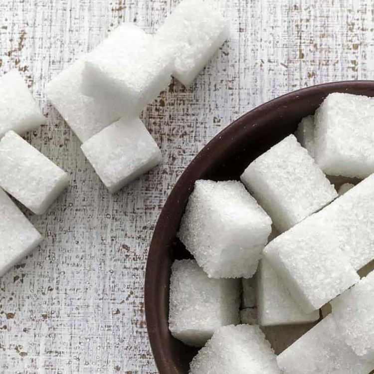<p><strong>Şeker yüzyıllardan beri insanlar için önemli gıda maddeleri arasında yerini almıştır. Tatlılarımızın vazgeçilmez ürünü şeker; çoğu yiyecek ve içeceklerde kullanılır.</strong></p>
