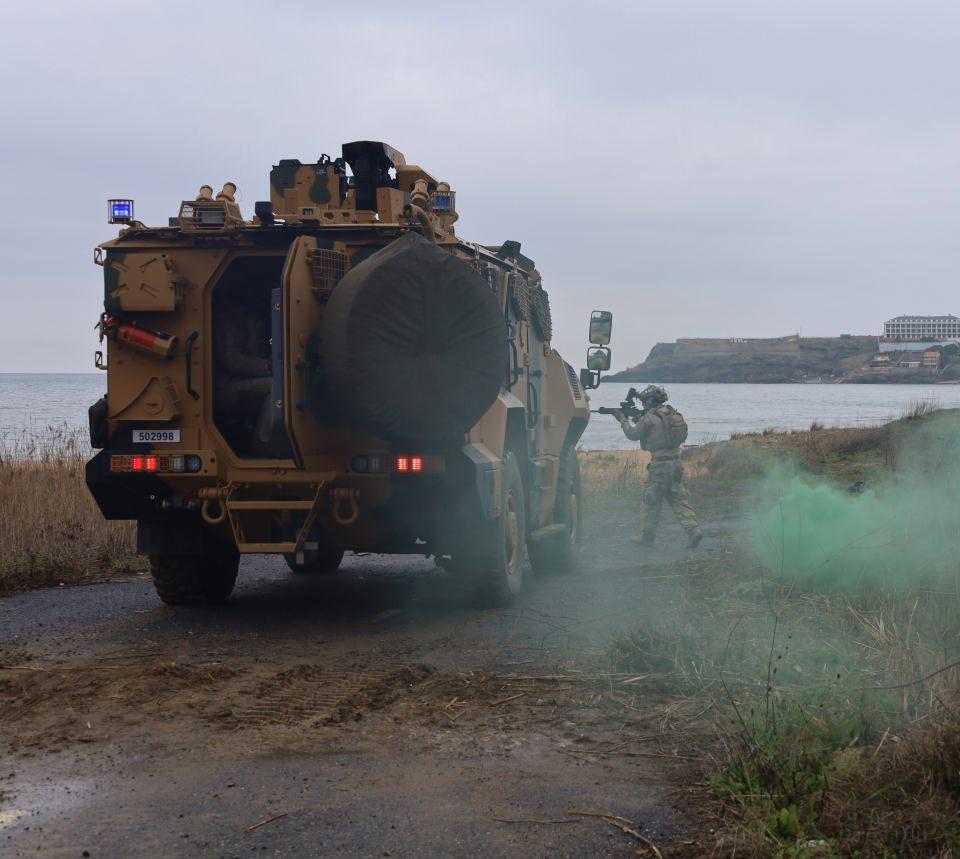 <p><strong>"SAS Timleri sınırlarımız dahilinde ve sınır ötesi harekatlarda aktif olarak görev almıştır”<br />
</strong><br />
SAS komandolarının birçok harekata katıldığını belirten SAS Komutanı, “Bugün yapılan el yapımı patlayıcıları zararsız hale getirme eğitiminde SAS Timi olarak şüpheli paket ihbarı sonrası yerli ve milli sistemler olan robot, insansız hava aracı ve sinyal karıştırıcı kullanılarak şüpheli paketi uzaktan tanınması yapılmış olup, bomba elbisesi giyilerek uzaktan su topu ile müdahale edilmiştir. </p>