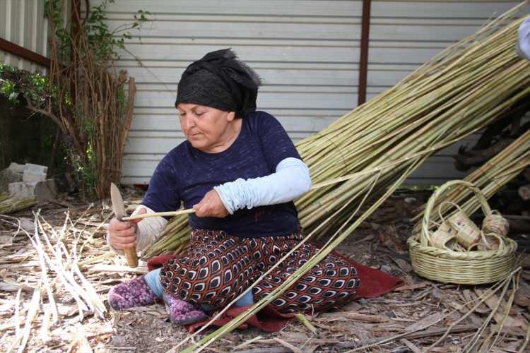 <p>Depremde evlerinin yıkıldığını anlatan Gülge, ailece çadırda kaldıklarını dile getirdi.</p>