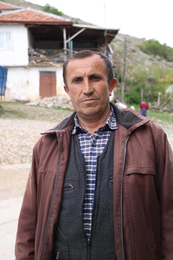 <p><strong>'HAYVANI İNDİRİRKEN BAYAĞI ZORLANDIK'</strong></p>
<p>Şuhut Balçıkhisar Köyü Muhtarı Dinnur Kavak, " Satılmış Amcanın evi dağa bitişik. Hayvan direkt oraya koşuyor. Tabii panikle de çatıya çıkıyor.</p>