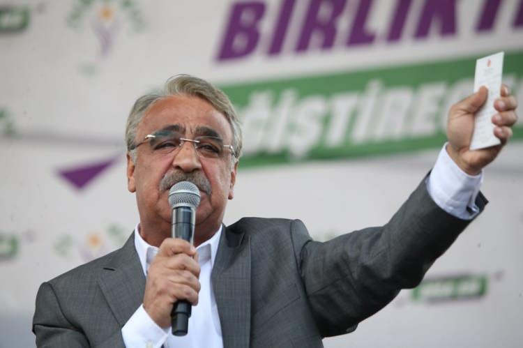 <p>HDP Eş Genel Başkanı Mithat Sancar da Ankara Çankaya'da Ayten-Şaban Diri İlkokulu oyunu kullanacak.</p>
