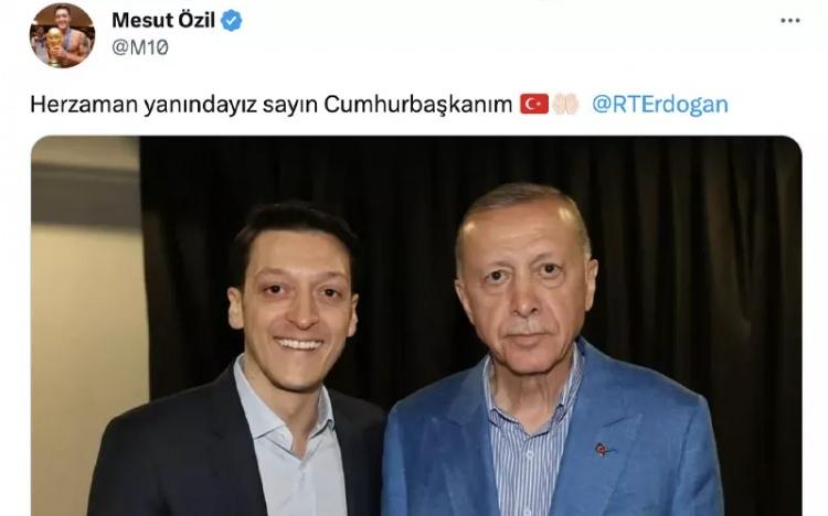 <p>Eski futbolcu Mesut Özil, Twitter üzerinden seçim öncesi Cumhurbaşkanı Recep Tayyip Erdoğan'a destek paylaşımında bulundu. Özil, Erdoğan’la paylaştığı fotoğrafa “Her zaman yanındayız sayın Cumhurbaşkanım” notunu düştü.</p>
