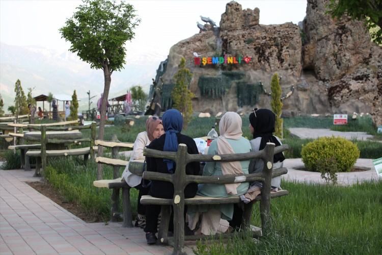 <p>Hakkari'nin İran ve Irak sınırında bulunan Şemdinli ilçesindeki Efkar Dağı, teröristlerden temizlendikten sonra hayata geçirilen proje ile yöre sakinlerinin vazgeçilmez mekanı haline geldi.</p>