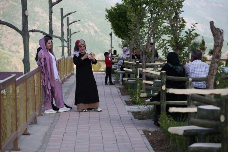 <p>Güvenlik güçlerinin kararlılıkla yürüttüğü terörle mücadele sonucu huzur ve güven ortamının sağlandığı Şemdinli'de sosyal hayat, yürütülen projelerle canlanıyor.</p>