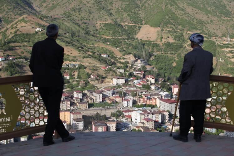 <p>Otoparkı ve restoranıyla ilçedeki sosyal hayatın gelişmesine katkı sunan seyir tepesine aileleriyle gelen yöre sakinleri, stresten uzakta doğayla iç içe zaman geçirme imkanı buluyor.</p>
