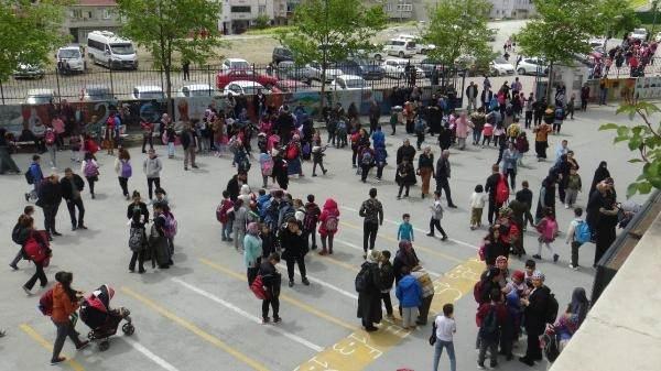 <p>İkili eğitim verilen okulda hafta içerisinde sabahçı öğrencilerin dağılma ve öğlenci öğrencilerin geliş saatlerinde velilerin de gelmesi ile büyük kalabalık oluşuyor. </p>
