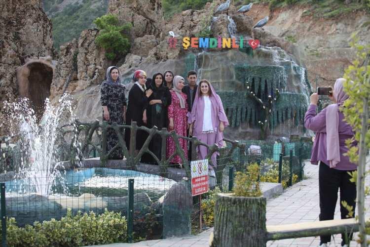 <p>İlçenin kuşbakışı izlenebildiği dağdaki 10 bin metrekarelik alanın ilk etabında 7 bin metrekarelik bölümünü yeşillendiren belediye, 30 kameriye yerleştirdi, süs havuzu ve üzerine dağ keçisi ile kekliklerin maketlerinin konulduğu küçük şelale oluşturdu.</p>