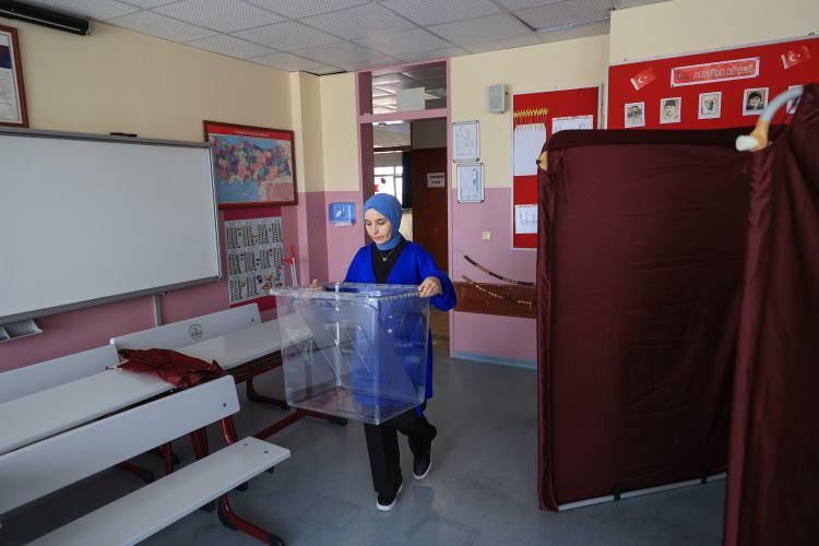 <p>İstanbul'da Cumhurbaşkanı Seçimi ve 28. Dönem Milletvekili Genel Seçimi için oy kullanılacak okullarda hazırlık yapıldı.</p>
