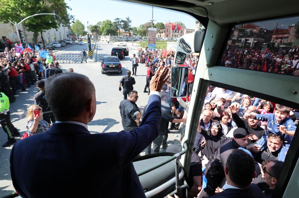 <p>Cumhurbaşkanı Erdoğan miting alanına ilerlerken vatandaşlar tarafından yol üzerinde karşılandı.</p>

