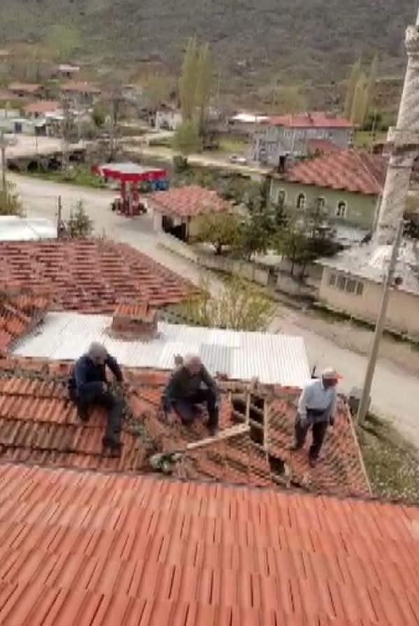 <p>İneğin çatıda mahsur kaldığı anlar, köylüler tarafından görüntülenip, sosyal medyada paylaşıldı. Görüntülerde, bir köylünün çatıdaki ineği indirmeye çalışan 2 kişiye, "Kardeş vinç getirelim mi, Şuhut'ta var" dediği görüldü.</p>