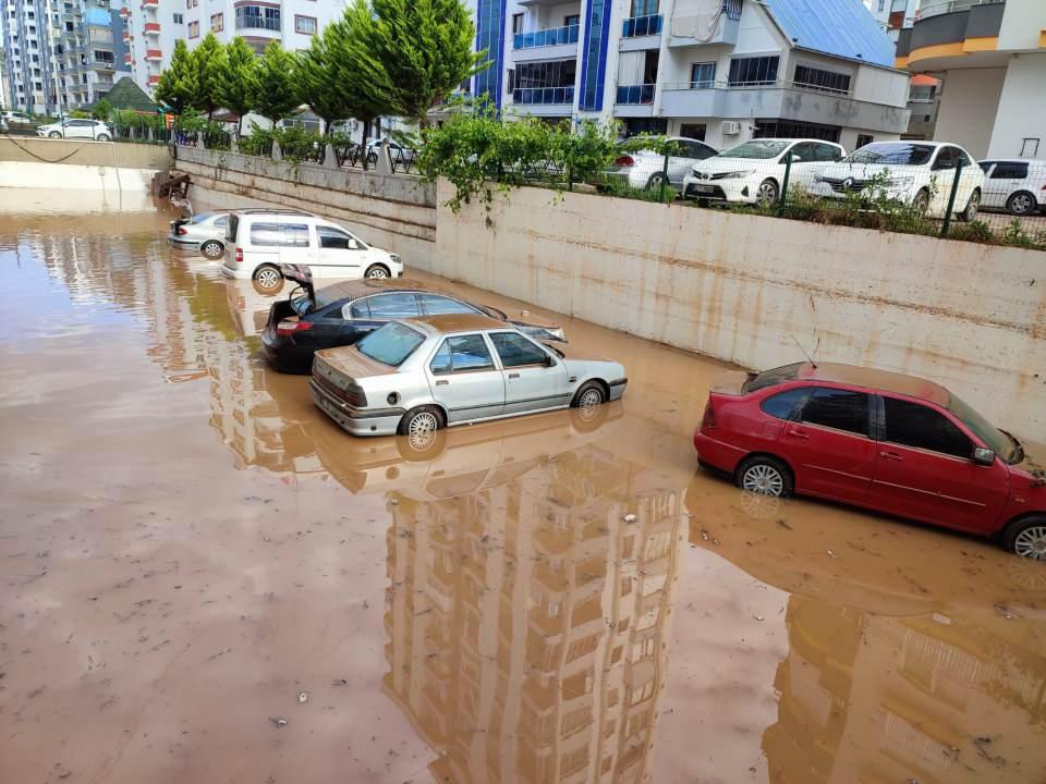 <p>Adana'nın Kozan ilçesinde dün etkili olan kuvvetli sağanakta su basan ev ve iş yerleri ile tarım arazilerinde tahliye çalışmaları sürüyor.</p>

<p> </p>
