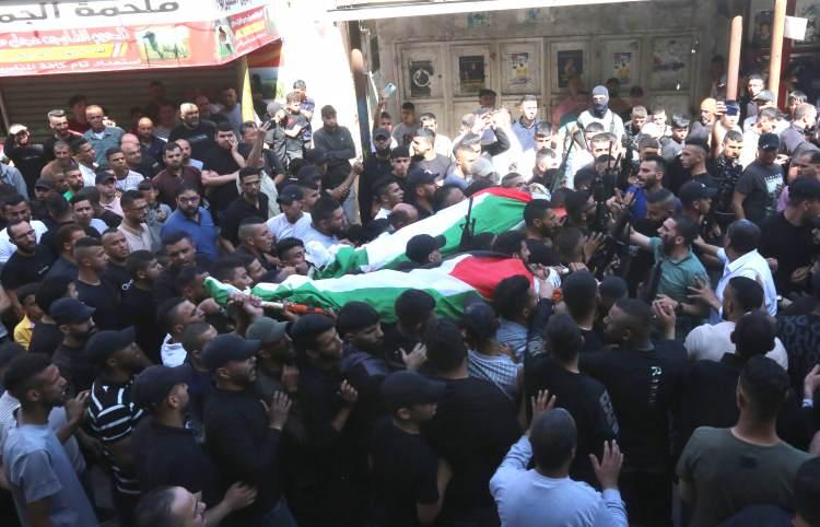 <p>İsrail güçleri işgal altındaki Batı Şeria’da 2 Filistinliyi öldürdü. Nablus baskınında şehit edilen Filistinliler için cenaze töreni düzenlendi.</p>
