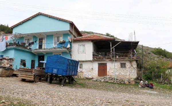 <p>Köylülerden Bayram Ali Yahşi de "Komşunun evine inek çıkmış arka taraftan. Arka taraf dağa düz olduğu için hayvan çıkmış. Bizi çağırdılar, biz de çıktık buraya, geldik. Komşulara haber verdik, köyden genç arkadaşları çağırdık, muhtarı çağırdık, hep beraber çıktık, buraya ip bağladık. Kimi zaman sürükleyerek, kimi zaman hayvan kendi isteği ile yürüyerek öbür taraftan, dağdan taraftan hayvanı çıkardık" diye konuştu.</p>