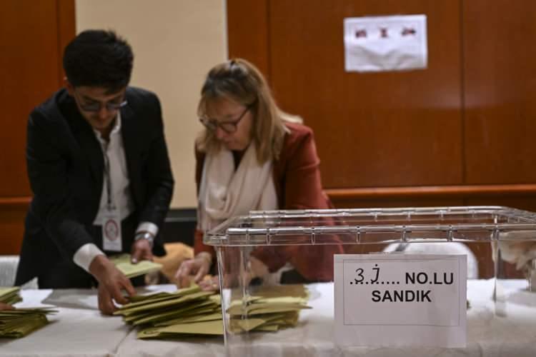 <p><strong>İSVİÇRE</strong></p>
<p> </p>
<p>İsviçre'de başkent Bern ile Cenevre ve Zürih olmak üzere 3 farklı noktada kurulan sandıklarda 29 Nisan'da başlayan oy kullanma süreci sona erdi.</p>
<p> </p>
<p>Seçmenler, bu süreçte yerel saatle 09.00-21.00 arasında Türkiye'nin bu üç misyonunda oylarını kullanabildi.</p>
