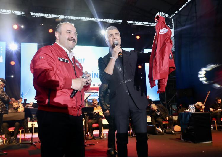 <p>Özcan Deniz, Togg'u ilk kez deneyimlediğini belirterek, "Şahane bir duygu. Bütün mühendislere, emeği geçenlere sizler adına teşekkür ediyorum." dedi.</p>
