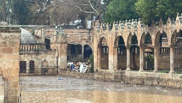 <p>Kahramanmaraş merkezli depremler ve ardından meydana gelen sel felaketlerinin etkilediği Şanlıurfa'da, kentin simgesi Balıklıgöl'ün suyunun rengi çamura döndü ve bazı noktalarında hasar oluştu. </p>
