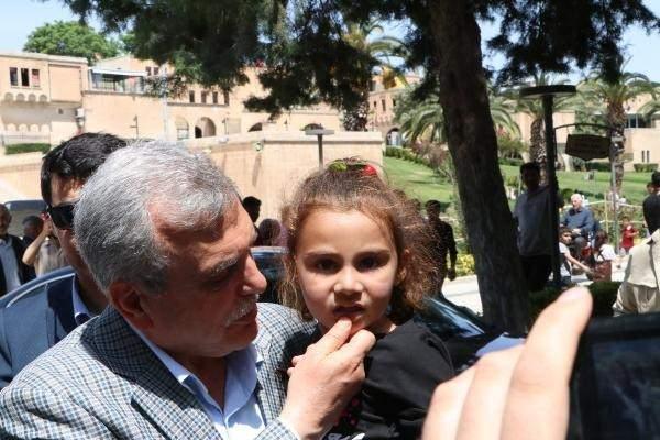 <p>'TURİZM AYNI SEVİYEDE'</p>

<p> Turizm sezonunda herkesi beklediklerini ve kentin iki büyük felaket atlatmasına rağmen ziyaretçi sayısının artmasını hedeflediklerini belirten Beyazgül, "Şanlıurfa iki büyük felaket geçirdi. Geçen yıl turizmde bu sezon nasıldıysa şimdide aynı seviyededir. Şu anda şehrimiz normalleşti ve herhangi bir tereddüt yaşanmıyor. Bu olumlu durumların turizme yansımasını bekliyoruz" dedi.</p>
