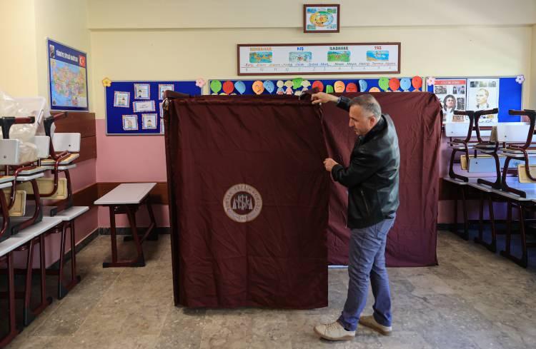 <p>Türkiye 14 Mayıs'ta gerçekleştirilecek seçimler için nefesleri tuttu.</p>

<p>Oy kullanılacak okullarda son hazırlıklar yapıldı</p>

