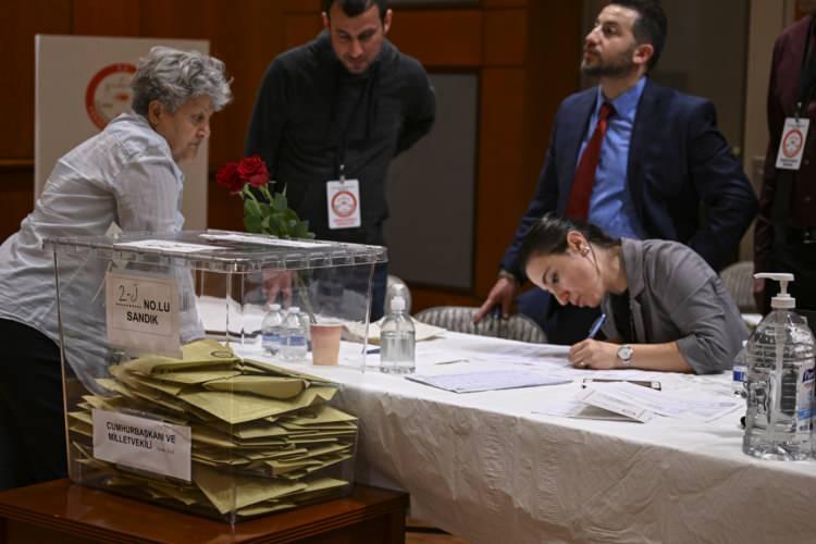 <p>Türkiye'nin Sofya Büyükelçiliği yetkilileri, seçimde oy kullanma sürecinin sorunsuz geçtiğini, Bulgaristan'da verilen oy pusulalarının tamamını güvenilir şekilde Türkiye'ye ulaştırılacaklarını açıkladı.</p>
