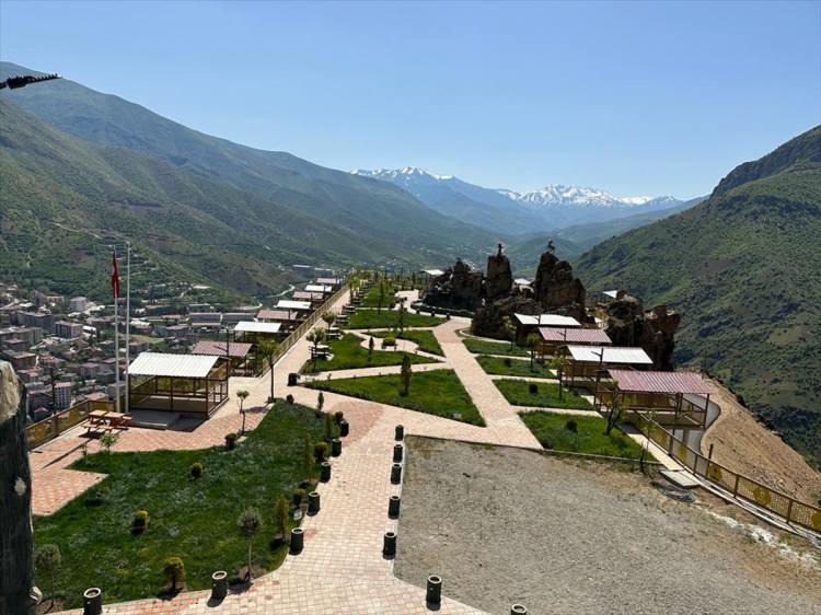 <p>Halkımızla birlikte bunun haklı gururunu yaşıyoruz. Bir aile buraya gelince ihtiyaçlarını karşılayabileceği imkanlar sağladık. Sadece ilçe halkı değil, ilçe dışından, yurt dışından buraya ciddi anlamda misafir geliyor. </p>

