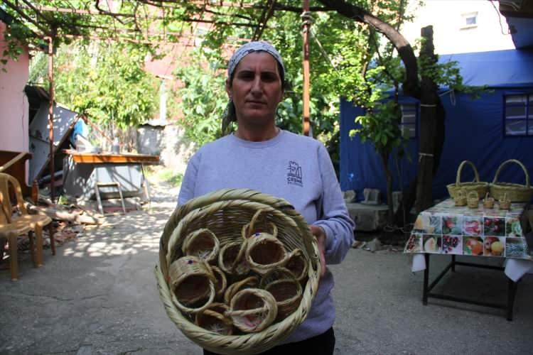 <p>Terzi eşinin şu anda çalışmadığını ifade eden Uzun, kamıştan sepet yapmayı küçük yaşta babası ve annesinden öğrendiğini anlattı.</p>

<p>Uzun, akrabalarında deprem öncesi ev hanımlarının tamamının bu işi yaptığını ve 100 civarındaki hanenin geçiminde bu mesleğin ciddi katkısı bulunduğunu dile getirdi.</p>
