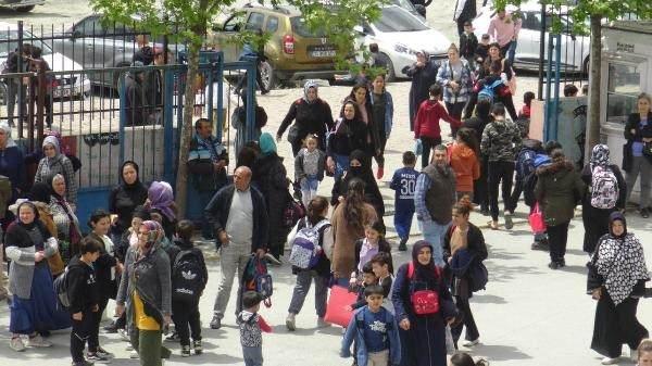 <p>Seçmen sayısının çok fazla olması nedeniyle bu okulda Pazar günü geniş önlem alınacağı ifade edildi.</p>
