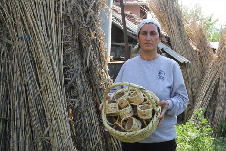 <p>Yaptıkları ürünleri sattıkları toptancının depremde hayatını kaybettiğini aktaran Uzun, yaşadıkları acılardan sonra bir süre sepet örme işine ara verdiklerini söyledi.</p>